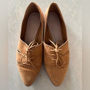 Women’s Johnston & Murphy Wingtip Ghille Camel Nubuck - size 8.5